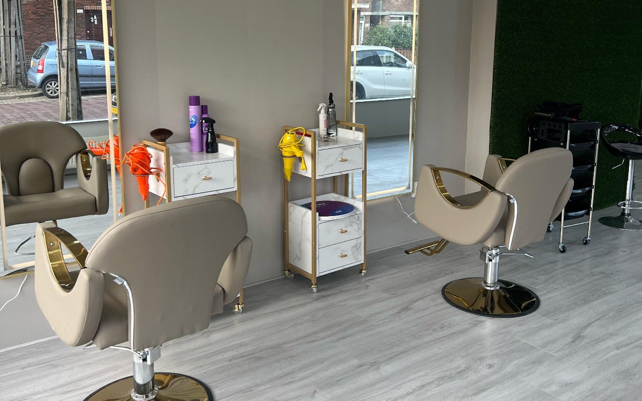Behandelstoelen voor een gouden spiegel in de salon
