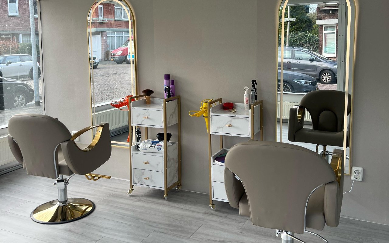 Twee stoelen bij het raam voor gouden spiegels