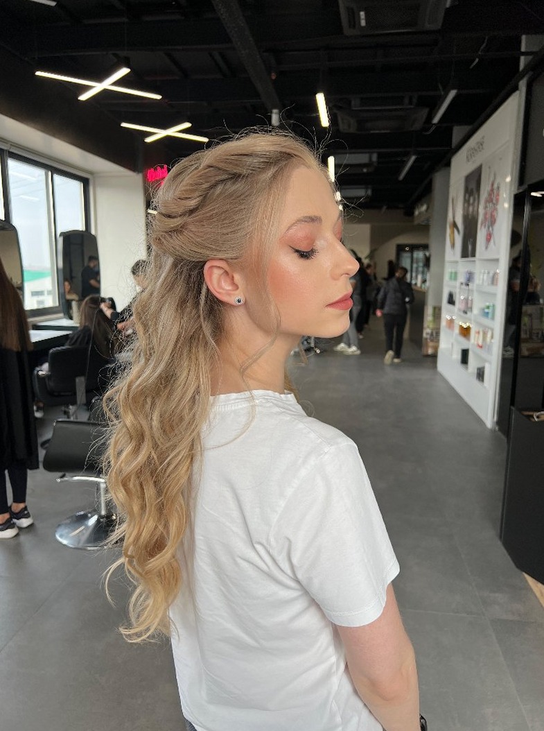 Lang blond haar, half opgestoken, van opzij