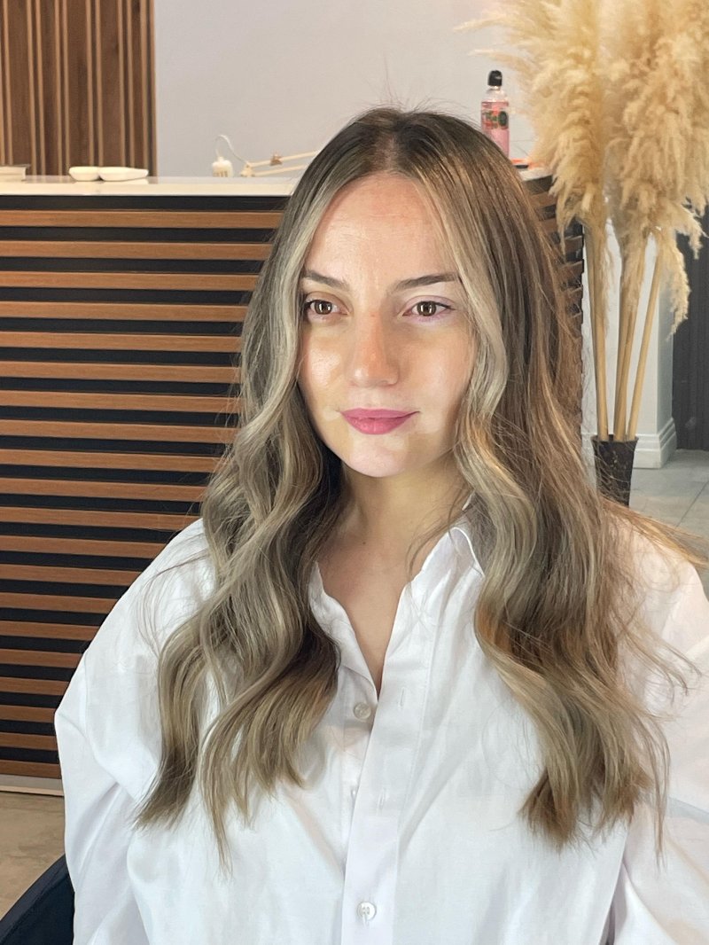 Lang haar met een askleurige balayage, van voren