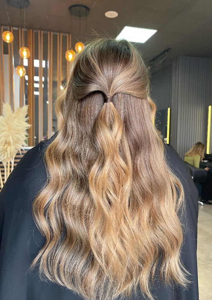 Lang golvend haar met balayage, van achteren